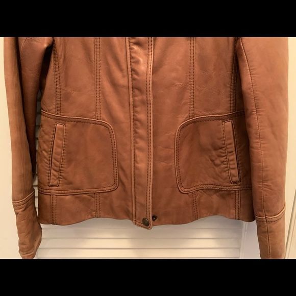Jones New York leather jacket size L
Excellent Pre-owned Condition - Picture 6 of 11